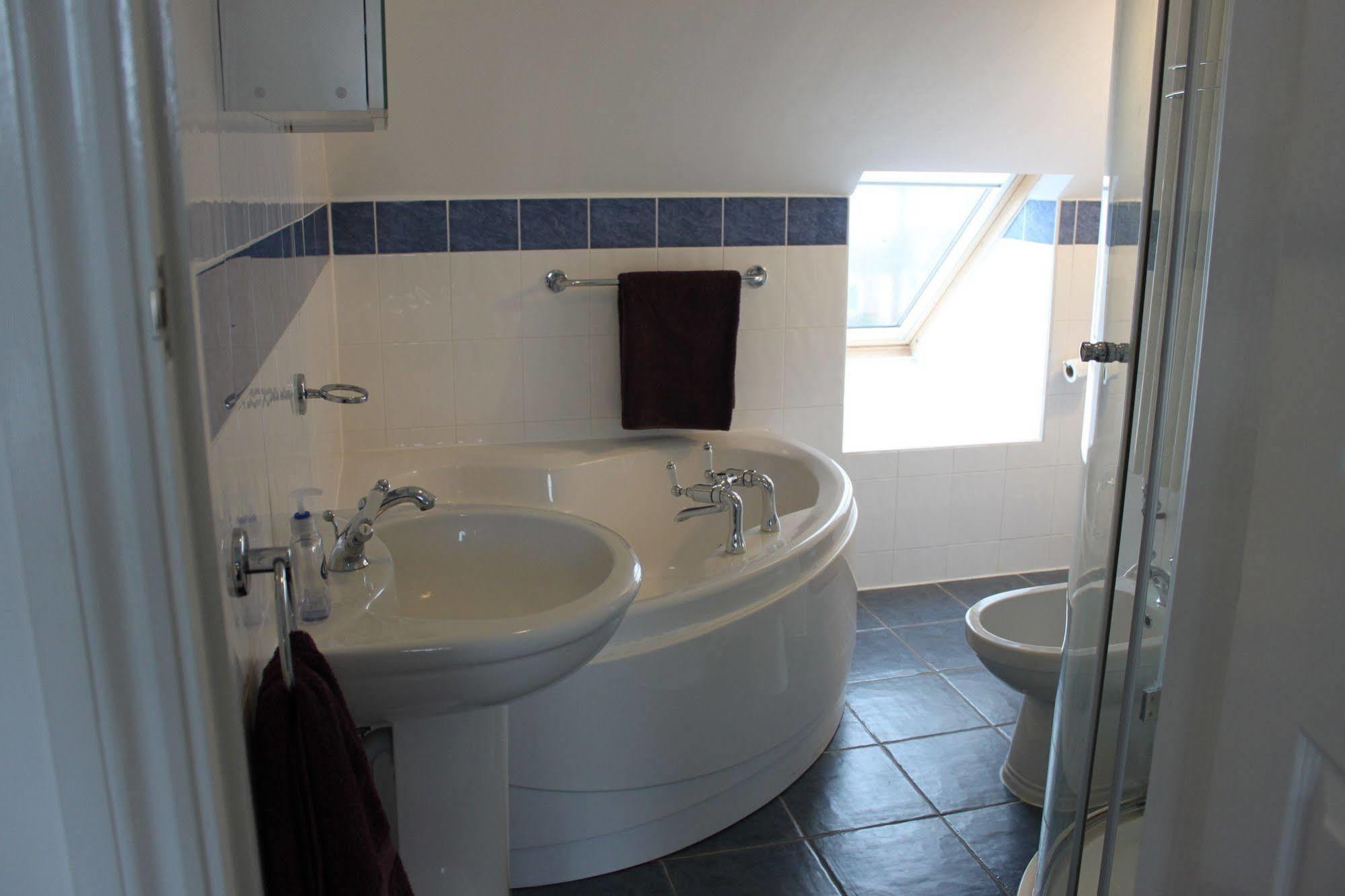 Bay Tree House Bed & Breakfast Барнет Екстериор снимка